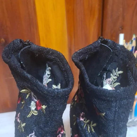 Besty Johnson Ankle Boots - Picture 15 of 15